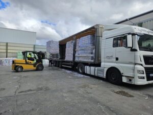 Camión tráiler de Patranser cargando balas de papel reciclado