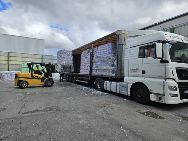Camión tráiler de Patranser cargando balas de papel reciclado